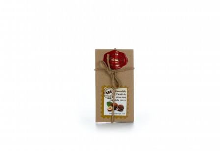 Tavoletta di cioccolato fondente extra con nocciole